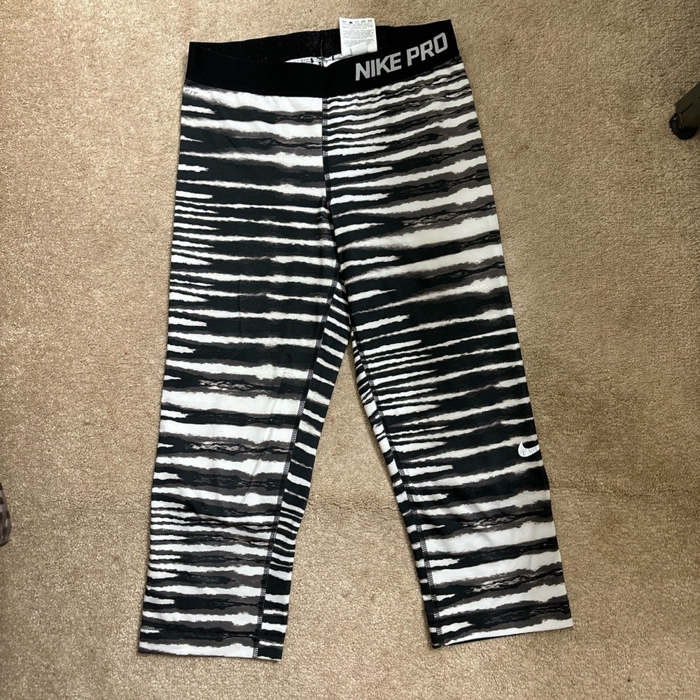 Womens Nike Pro Size Small Dry Fit Capri Black And White Compression